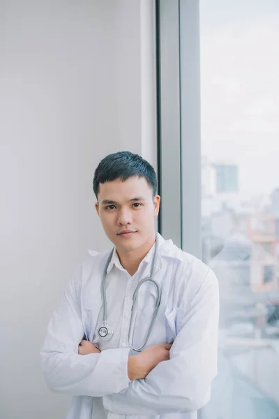 Genç Kendinden Emin Erkek Doktor Portresi Başarılı Doktor Kariyer Konsepti — Stok fotoğraf