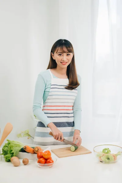 Jonge Vrouw Snijden Groenten Keuken Vrouw Koken Gezond Eten — Stockfoto