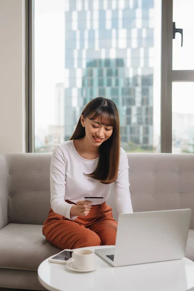 Young Woman Credit Card Using Laptop Loft Apartment — Stock Photo, Image