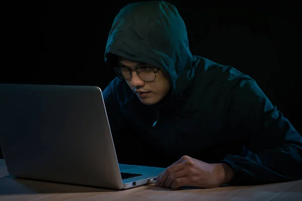 Hacker Computador Trabalhando Quarto Escuro — Fotografia de Stock