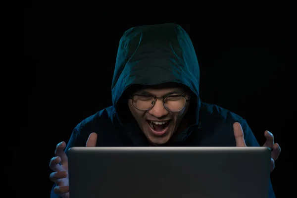 Başarılı Erkek Hacker Dizüstü Bilgisayar Önünde Pozlar Yumruklar Sıkıyor Siyah — Stok fotoğraf
