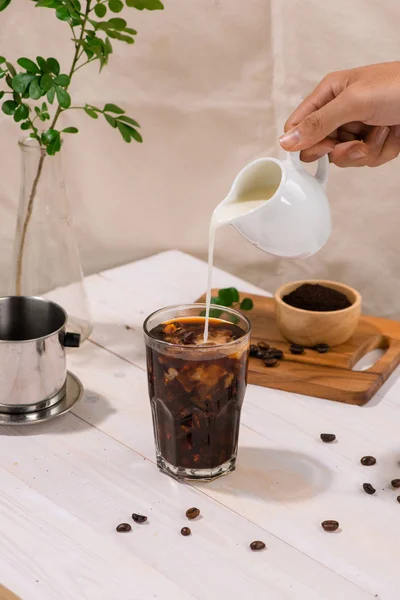 Выливание Молока Стакан Кофе Белом Фоне — стоковое фото