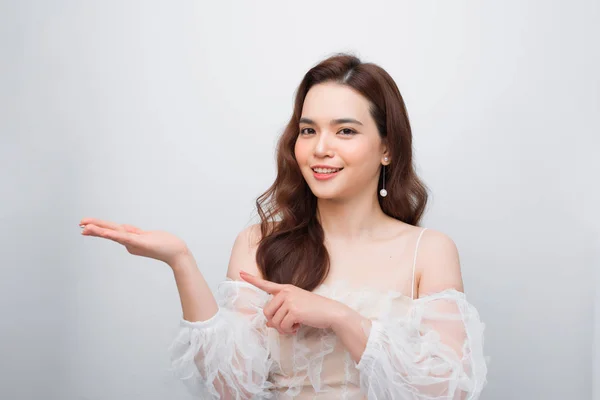 Gorgeous Woman Showing Goods Product Use Advertisement — Stock Photo, Image