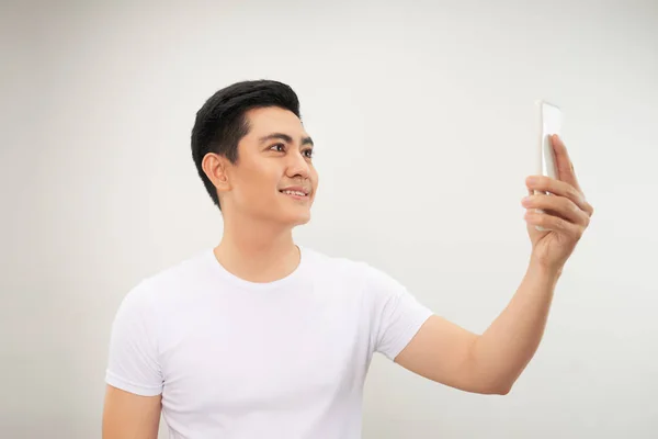Uśmiechnięty Młody Asian Mężczyzna Zrobienie Selfie Zdjęcie Smartphone Białym Tle — Zdjęcie stockowe