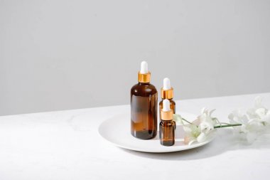 Spa ayarı ile orkide ve esans aromaterapi kavramı bir cam şişe