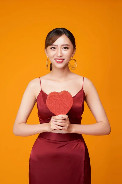 Retrato Mujer Hermosa Con Caja Forma Corazón Rojo —  Fotos de Stock