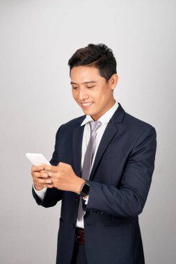 Meslektaşım, arkadaşlar, müşterilerine mutlu genç işadamı manifatura