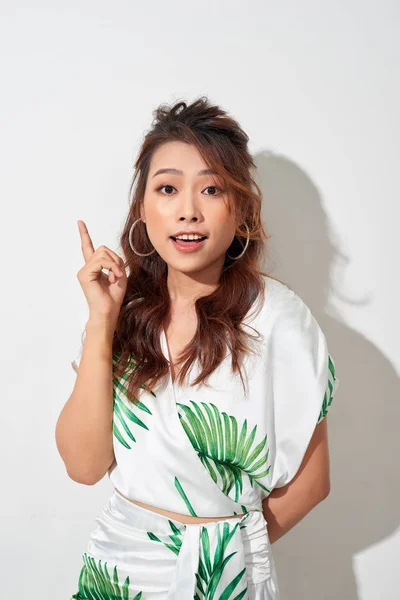 Grave Jovem Ásia Mulher Olhar Afastado Tropical Camisa Branco Fundo — Fotografia de Stock