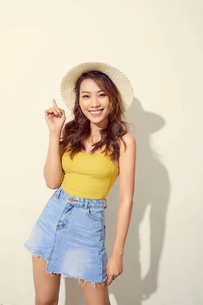 Retrato Bonito Jovem Asiático Mulher Desgaste Redondo Chapéu Sorriso Animado — Fotografia de Stock