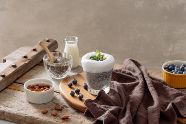 Chia puding taze meyveleri ve badem sütü. Superfood kavramı. Vegan, vejetaryen ve organik ürünleri ile sağlıklı beslenme diyet