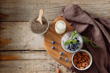 Chia puding taze meyveleri ve badem sütü. Superfood kavramı. Vegan, vejetaryen ve organik ürünleri ile sağlıklı beslenme diyet