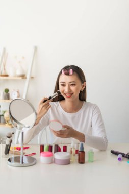 Genç kadın blogger makyaj kozmetik evde video kaydı ile