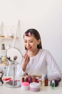 Asya kadın güzellik blogger, vlogger ağzına kozmetik makyaj öğretici yapıyor ruj uygulama