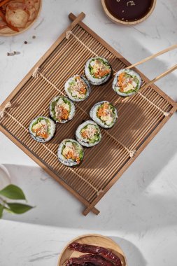 Korece rulo buğulanmış beyaz pirinç (bap) ve çeşitli diğer malzemelerle yapılmış Gimbap(kimbob)