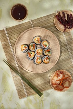 Korece rulo buğulanmış beyaz pirinç (bap) ve çeşitli diğer malzemelerle yapılmış Gimbap(kimbob)