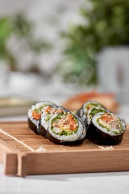 Korece rulo buğulanmış beyaz pirinç (bap) ve çeşitli diğer malzemelerle yapılmış Gimbap(kimbob)