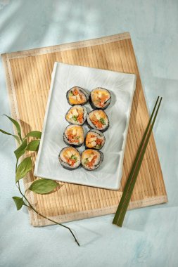 Korece rulo buğulanmış beyaz pirinç (bap) ve çeşitli diğer malzemelerle yapılmış Gimbap(kimbob)