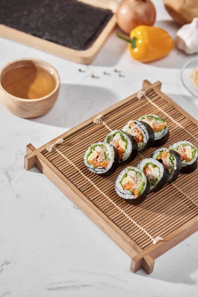 Koreański Roll Gimbap Kimbob Wykonane Białego Ryżu Parze Bap Różnych — Zdjęcie stockowe