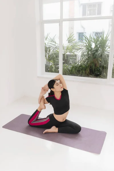 Mujer Asia Haciendo Ejercicio Yoga Fitness Para Relajarse Saludable — Foto de Stock