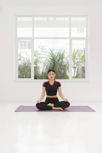 Una Mujer Practica Yoga Cerca Ventana — Foto de Stock