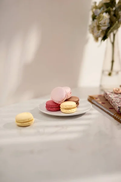 Hortensienstrauß Mit Französischen Macarons Sonnenlicht Frauen Und Lifestylegeschäft Und Arbeit — Stockfoto