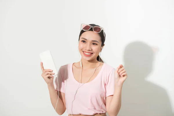 Jovem Mulher Usando Telefone Para Ouvir Música Fundo Branco — Fotografia de Stock