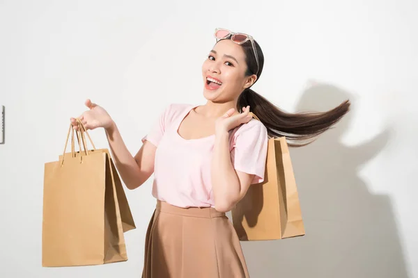 购物袋 在白色的背景年轻幸福微笑女人的画像 — 图库照片