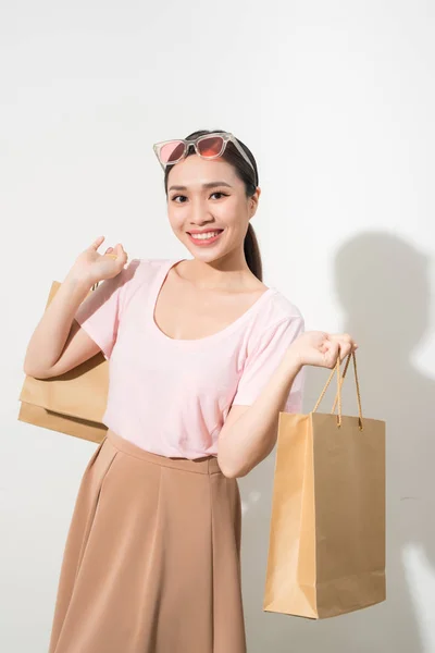 Jonge Vrouw Met Boodschappentassen Witte Achtergrond — Stockfoto