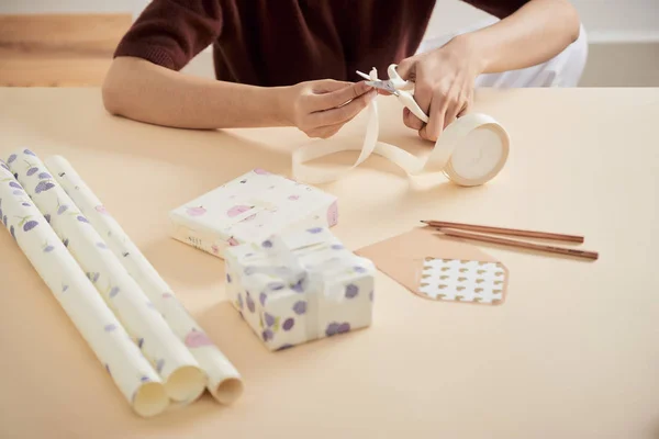 Detalle Manos Mujer Empacando Algunos Regalos Con Papel Regalo — Foto de Stock