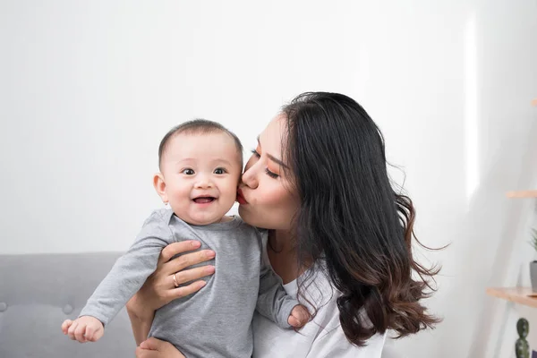 Familia Feliz Casa Madre Sosteniendo Hija Sala Estar Acogedora Mañana —  Fotos de Stock