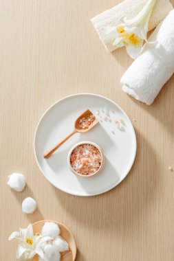 Spa havlusu, ahşap masada tuz ile spa sağlıklı yaşam seti