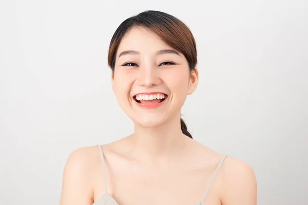 Schöne Lächelnde Frau Mit Sauberer Haut Natürlichem Make Und Weißen — Stockfoto