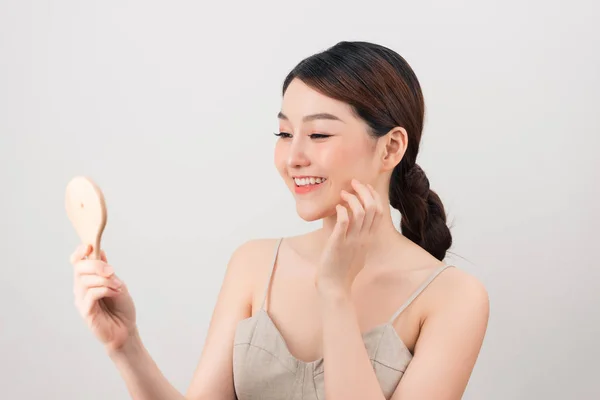 Joven Asiático Cuidado Piel Mujer Sonrisa Mirar Espejo —  Fotos de Stock