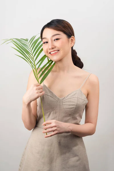 Schöne Frau Von Asiatischem Aussehen Palmblatt Natur Hautpflege — Stockfoto