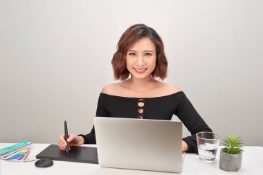 Modern ofiste yeni bir proje üzerinde çalışan tasarımcı