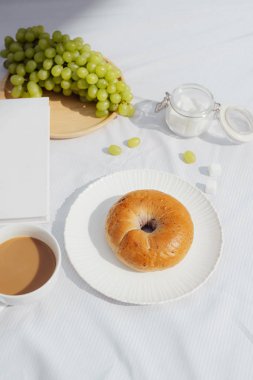 kahve, iyi kitap ve kafeterya iyi bir sabah ekmek