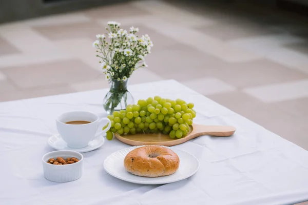 Sarapan Dengan Kopi Roti Dan Buah — Stok Foto