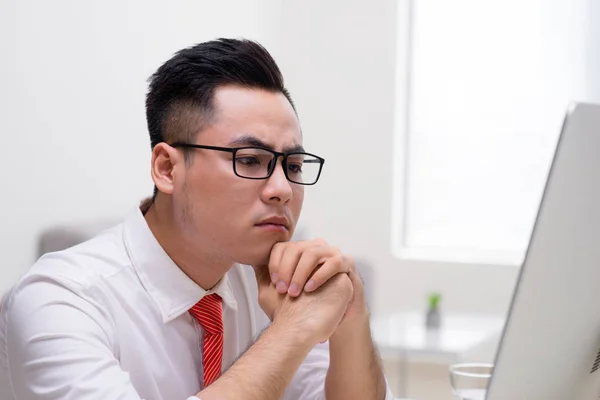 Stilvolle Junge Büroangestellte Die Mit Dem Computer Arbeitet Und Darüber — Stockfoto