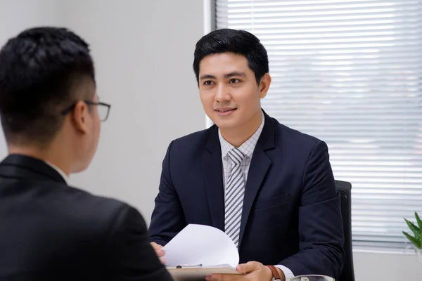 Sollicitatiegesprek Van Twee Zakelijke Professionals Groet Nieuwe Collega — Stockfoto