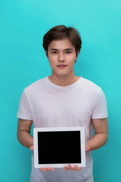 Sorrindo Asiático Homem Mostrando Branco Tablet Computador Tela Sobre Azul — Fotografia de Stock