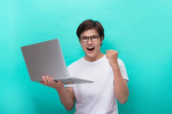 Feliz Emocionado Joven Asiático Hombre Con Portátil Mostrando Puño Éxito — Foto de Stock
