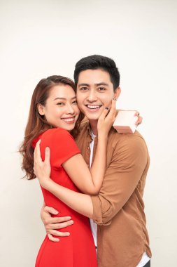 Genç çift sarılmış hediye ile sarılma. kadın erkek kucaklayan ve kurdele ile mevcut tutarak