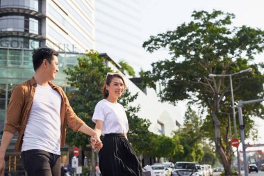 Genç Asyalı çift Hochiminh şehir, Vietnam Le Loi yolda alışveriş için dışarı gidiyor