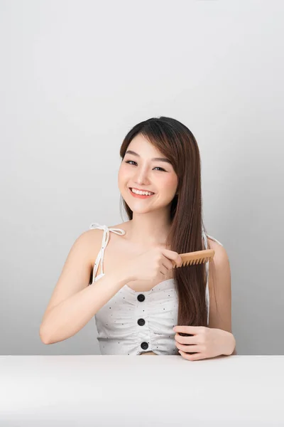 Retrato Uma Bela Jovem Asiática Feminino Penteando Seu Longo Cabelo — Fotografia de Stock