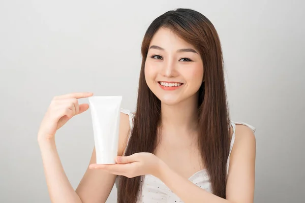 Sonriente Joven Mujer Asiática Mostrando Productos Para Cuidado Piel —  Fotos de Stock