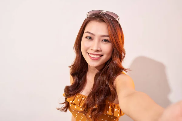 Concepto Despreocupado Descuidado Chica Joven Tomar Selfie Cámara Frontal Ropa —  Fotos de Stock