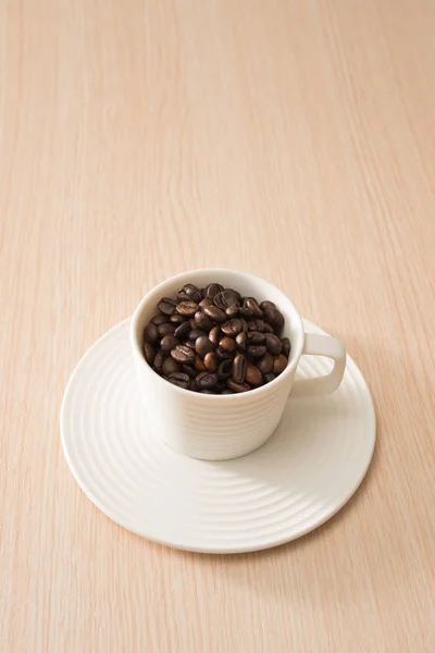 Tasse Voller Kaffeebohnen Auf Dem Holzhintergrund — Stockfoto