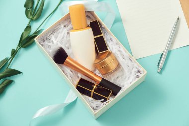 Mavi arka plan üzerinde izole kozmetik makyaj seti 