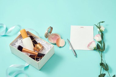 Makyaj ve kozmetik seti hediyesi