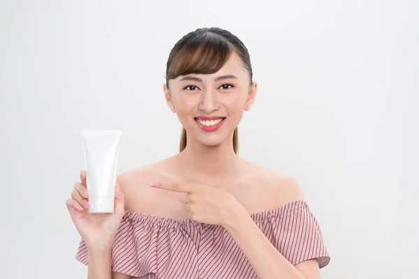 Lachende Jonge Vrouw Met Skincare Producten — Stockfoto